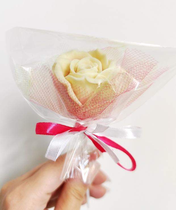 Róża z białej czekolady 0