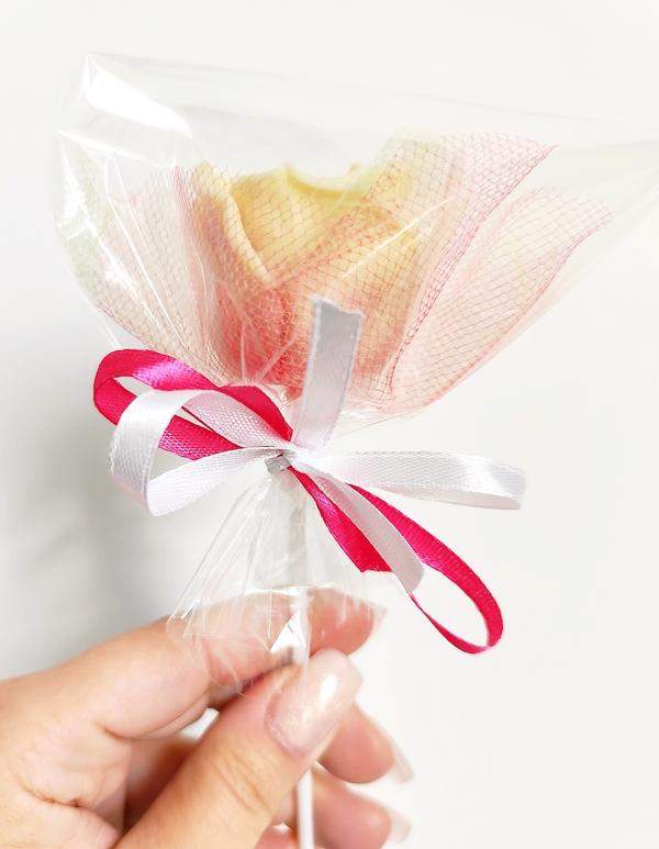 Róża z białej czekolady 1