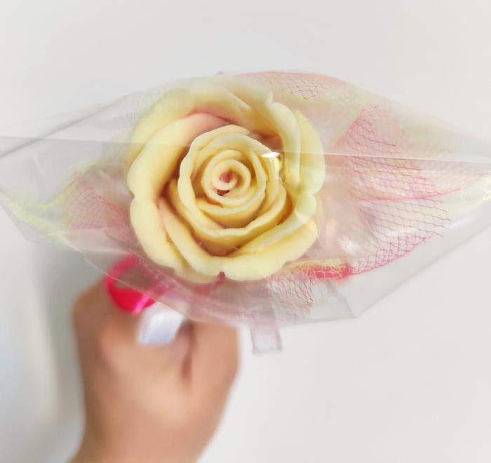 Róża z białej czekolady 2